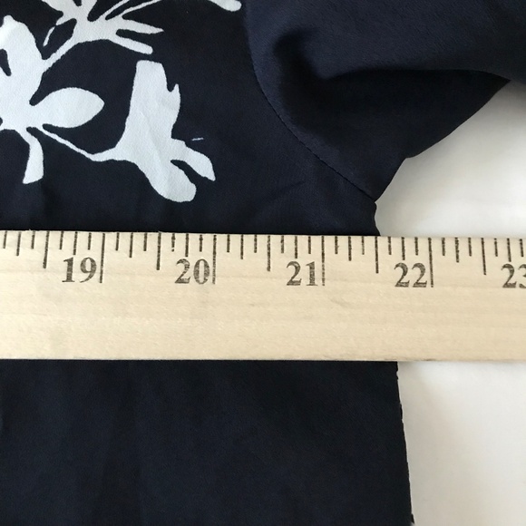 JOIE Eilga Floral Split Neck Blouse Navy White Top Women’s Size Large - Picture 12 of 16